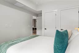 Ascent Unit 320 - Modern 3BR Retreat w/ 3 Balconies & Fireplace - Image 2