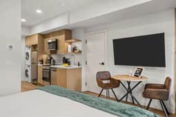 Ascent Unit 320B - Studio | King Bed | Mountain View | Hot Tub & Pool - Image 2