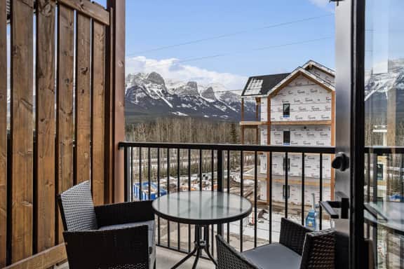 Ascent Unit 320 - Modern 3BR Retreat w/ 3 Balconies & Fireplace - Image 2