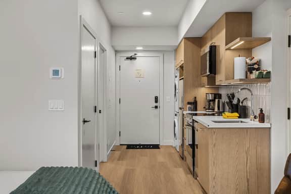 Ascent Unit 320B - Studio | King Bed | Mountain View | Hot Tub & Pool - Image 4