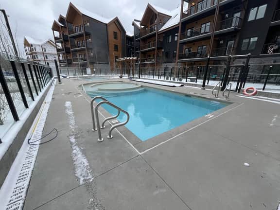 Ascent Unit 320B - Studio | King Bed | Mountain View | Hot Tub & Pool - Image 4
