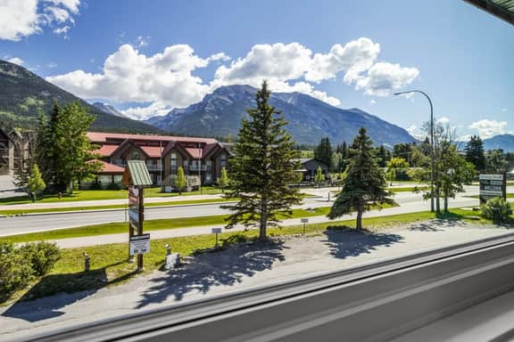 BowValleyTrail 906 Unit 1C | Alpine Haven | 3BR Luxury Stay w/ Mountain Vistas - Image 2