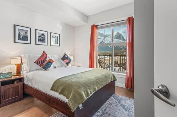 Silver Creek Unit 403 - Panoramic Mountain Views | 2 Hot Tubs | Steam Room - Image 3