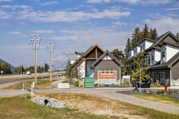 Skyridge 415 - Modern Townhome | Private Deck & BBQ | Hot Tub - Image 2